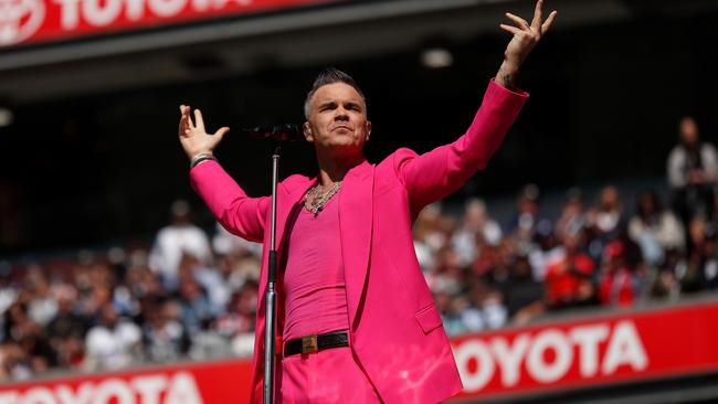 The master at work; Robbie Williams nailed the 2022 AFL entertainment. Picture: Getty.