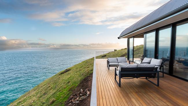 ** EMBARGOED ** SA Home and Life Mag, HIA Awards feature.  B2A4 - Custom Built Home $800,001 - $1.5million  Hocking Construction .                               Photo : Supplied.
