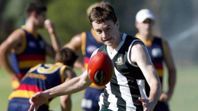 FOOTBALL AFL – ADELAIDE CROWS TRAIN AT WESTMINSTER SCHOOL – JUNIOR SPORT – CRAIG LANG TRAINS WITH CROWS.