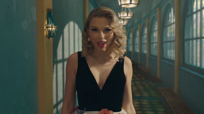 Swifty drops some French in her new music video. 