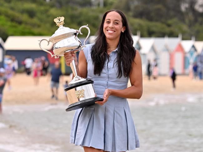 USA's Madison Keys poses with the 2025 Australian Open winner's trophy on the Brighton Beach in Melbourne on January 26, 2025, following her victory over Belarus' Aryna Sabalenka in the women's singles final of the tennis tournament. (Photo by WILLIAM WEST / AFP) / -- IMAGE RESTRICTED TO EDITORIAL USE - STRICTLY NO COMMERCIAL USE --