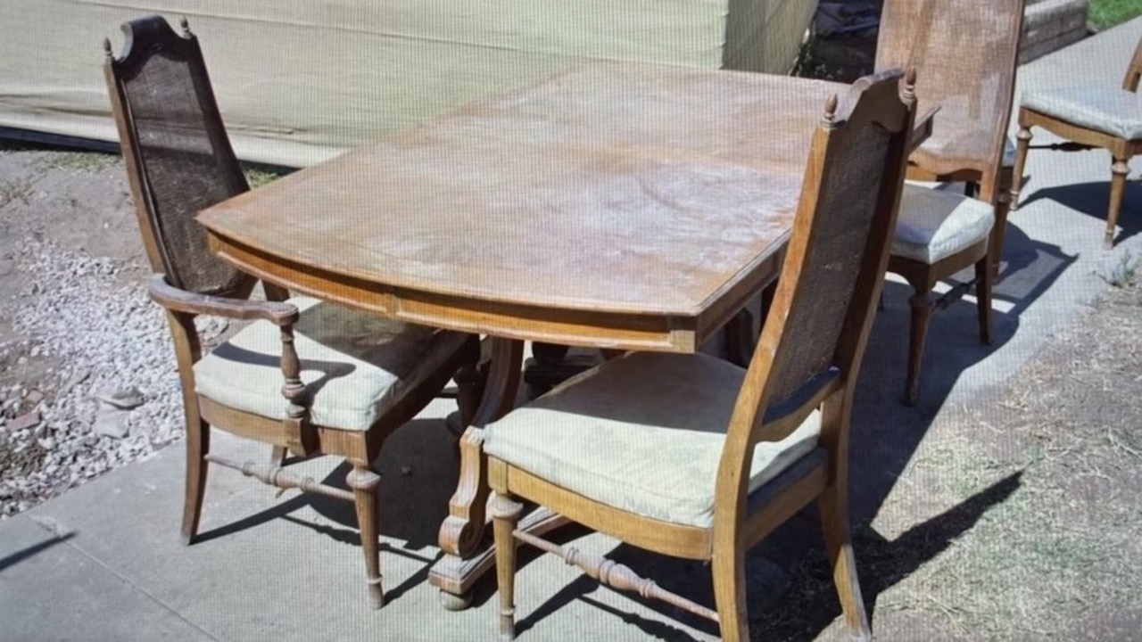 The dust dining set infuriated Tarek.