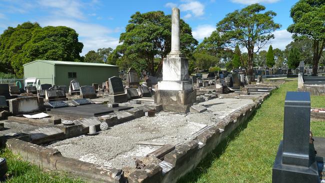 The graves of the Isenberg and Penn families who all drowned when their boat capsized on the Hawkesbury River in 1936.