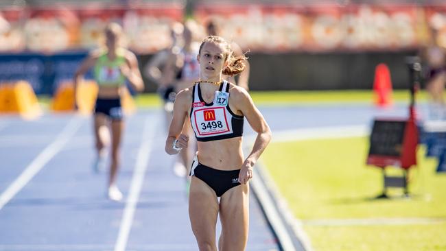 Ella Penman from Dubbo wins the U17 800m final.