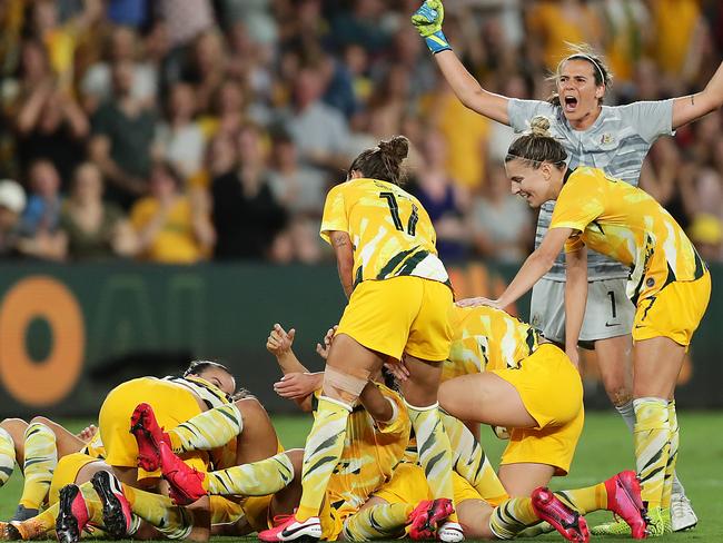 Emily van Egmond celebrates with her teammates