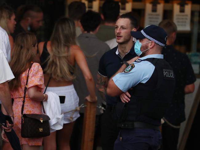 Police talk to schoolies in Byron Bay. Picture: Jason O'Brien