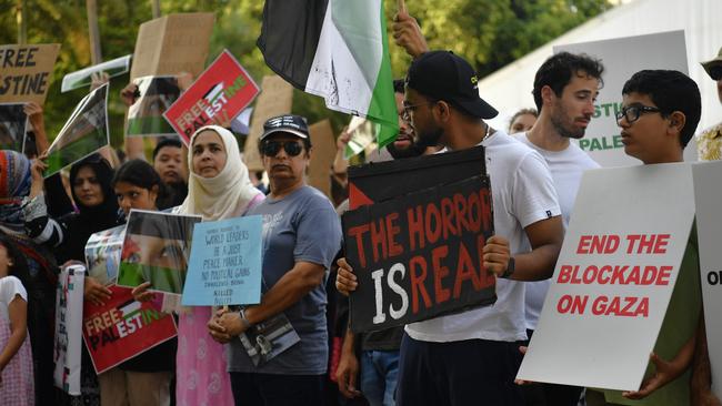 Hundreds of Territorians attended a pro-Palestine protest outside of the NT Parliament house on Friday October 27 calling for a ceasefire 20-days into the Gaza conflict.