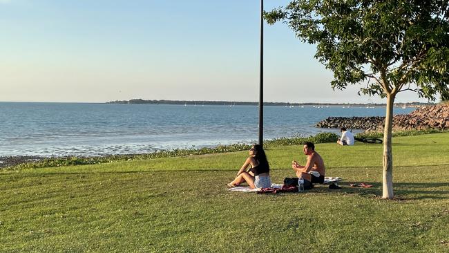 Groups dotted the foreshore, flouting Covid-19 rules. Picture: Judith Aisthorpe