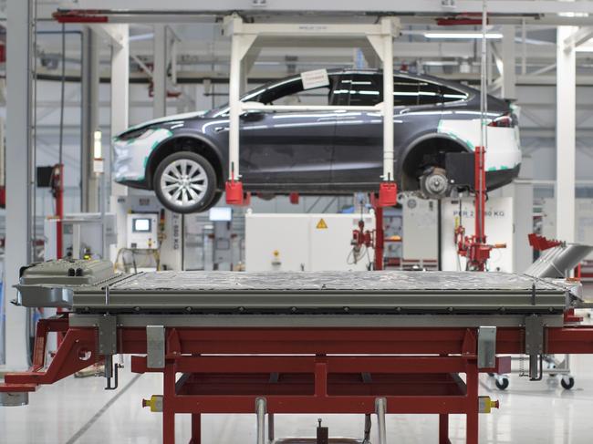 A battery pack stands on a trolley as Tesla Model X sports utility vehicles (SUV) sit in cradles during assembly for the European market at the Tesla Motors Inc. factory in Tilburg, Netherlands, on Friday, Dec. 9, 2016. A boom in electric vehicles made by the likes of Tesla could erode as much as 10 percent of global gasoline demand by 2035, according to the oil industry consultant Wood Mackenzie Ltd. Photographer: Jasper Juinen/Bloomberg