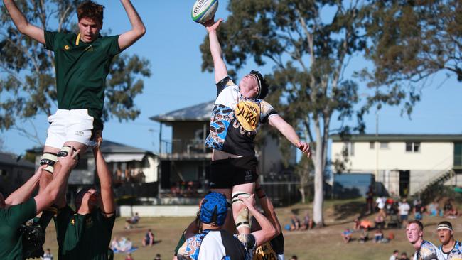 Iona No.5 Will Blewett with the ball at the AIC First XV rugby match between Villanova College and Iona College, Wynnum, Saturday August 29, 2020. (Image Sarah Marshall)