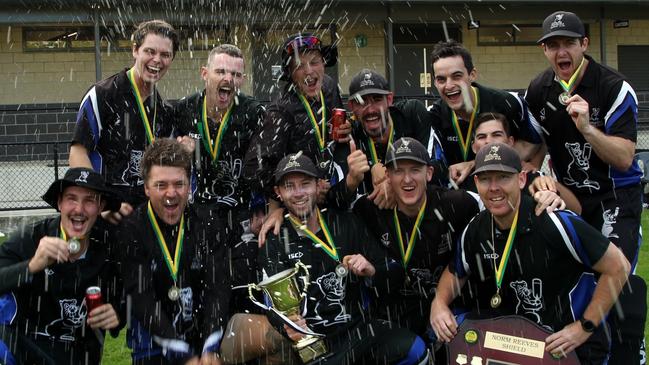 Lysterfield celebrates its third straight flag win. Picture: Field of View Sports Photography