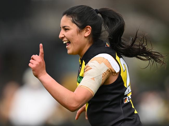 Emelia Yassir injured her knee late in the piece. Picture: Quinn Rooney/Getty Images.