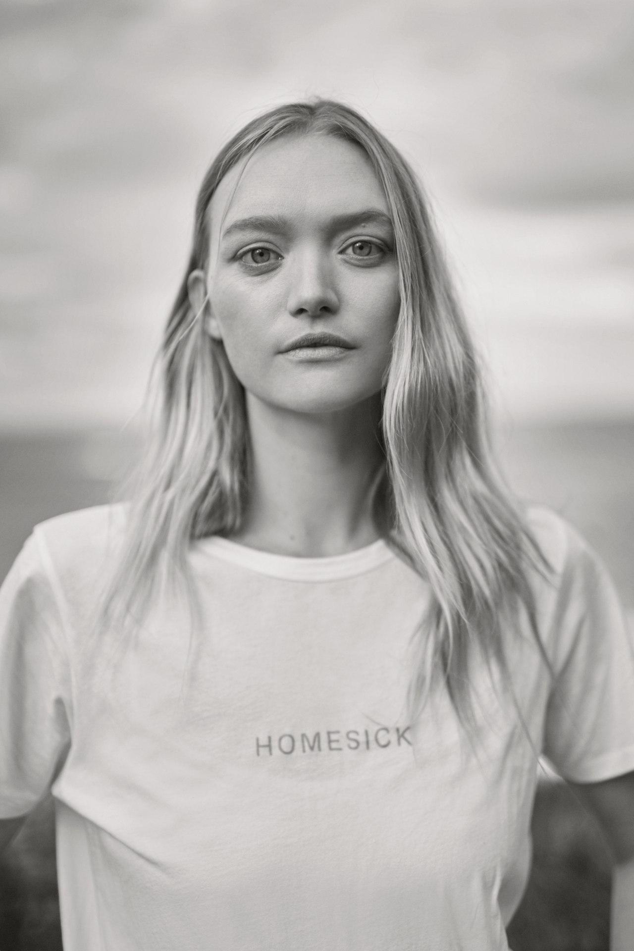 Gemma Ward in Vogue Australia, pounding the streets of NYC whilst munching  on an apple - healthy eating inspiration for GLOWLI…