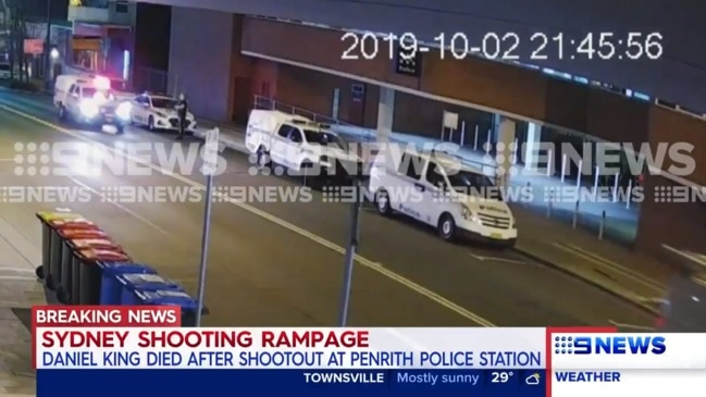 Extraordinary footage of dramatic Penrith Police shootout (9 News)