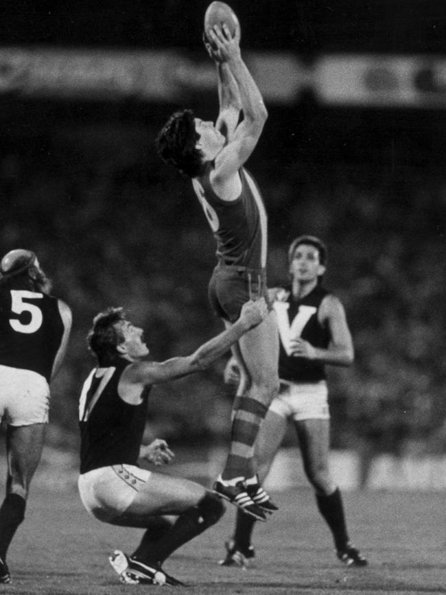 South Australian great Stephen Kernahan marking in front of Bruce Doull (5), John Kennedy (17) and Wayne Johnston in the State of Origin game against Victoria in 1984. 