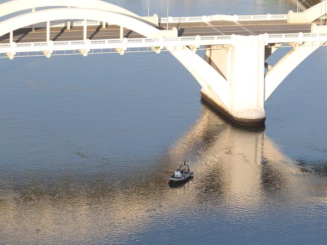 QPS Water police boat patrol under William Jolly Bridge during G 20 Photographer Philip Norrish