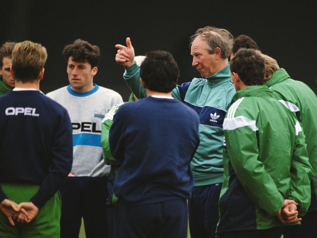 DUBLIN, IRELAND - MARCH 01: Republic of Ireland manager Jack Charlton (C) makes a point during a  Republic of Ireland training session in March 1991.  (Photo by Getty Images/Getty Images)  (Photo by Shaun Botterill/Getty Images) FILE PHOTO
