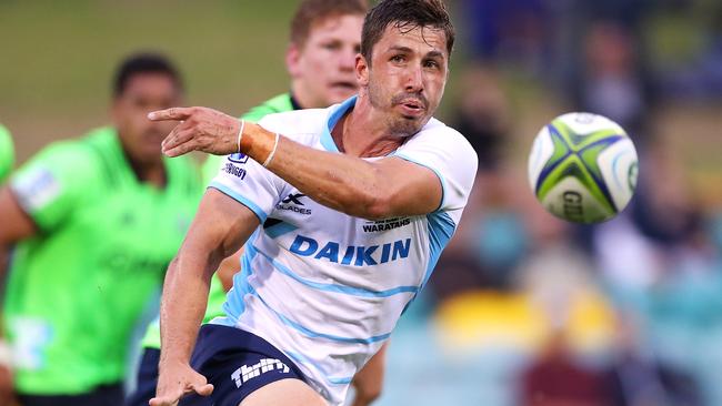 Jake Gordon gets a pass away at Leichhardt Oval. Photo: Mark Kolbe/Getty Images