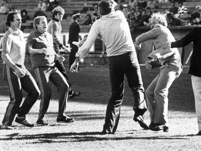 Percy Jones and Tony Jewell come to blows in the 1980 qualifying final.