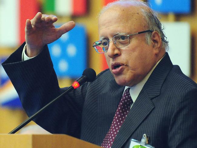 (FILES) The UNESCO ecotechnology director, known as the father of the "Indian Green Revolution", Monkombu Sambasivan Swaminathan addresses members at the  FAO headquarter in Rome on September 10, 2009, during the world summit of food security. India on September 28 mourned the death of scientist Monkombu Sambasivan Swaminathan, the principal architect of the "green revolution" beginning in the 1960s that ended chronic food shortages then plaguing the country. (Photo by Alberto PIZZOLI / AFP)