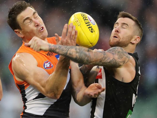 Jeremy Howe spoils Jeremy Cameron in last year’s preliminary final. Picture: Michael Klein.