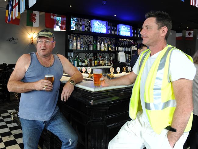 Chris Whitcroft (left) and Kevin Keegan share a beer at The Royal Hotel, Paddington. Picture: Adam Bell