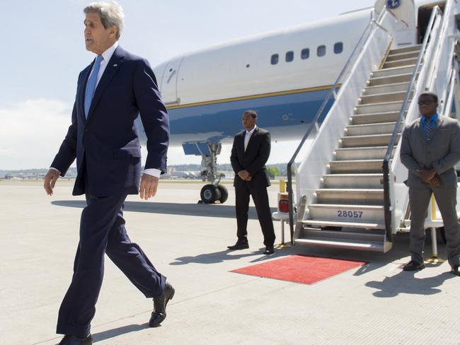 US Secretary of State John Kerry disembarks from his airplane upon arrival at Boeing Field in Seattle, Washington, May 18, 2015. Kerry returned to the US following a 3-day trip to China and South Korea. AFP PHOTO / POOL / SAUL LOEB (Photo by SAUL LOEB / POOL / AFP)