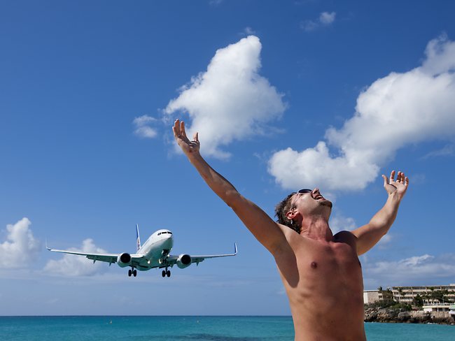 Tourists Blown Away By Extreme Plane Landings At Maho Beach St Maarten Au