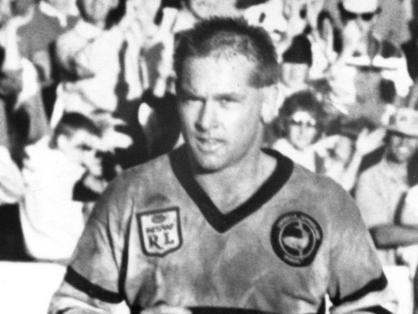 Players thank their fans after Cronulla defeated St George in 1988 Winfield Cup game at Endeavour Field, Cronulla in Sydney, 14/08/88. Pic Peter Kurnik.