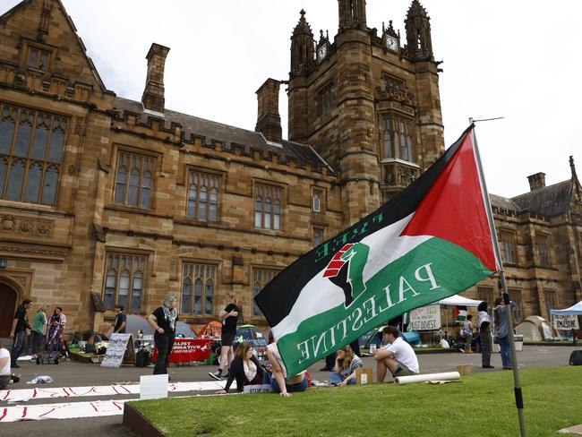 DAILY TELEGRAPH 24TH APRIL 2024Pictured are students setting up for a Pro-Palestinian Sit In which is happening in the UniversityÃs around the world to protest the continuing war in Gaza.Picture: Richard Dobson