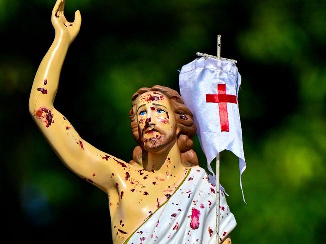 Christian devotees carry a partly damaged statue of Jesus salvaged from rubble after the 2019 Easter Sunday bombing, during an Easter procession to mark the fifth anniversary of the attack, at St. Sebastian's Church in Katuwapitiya on March 31, 2024. (Photo by Ishara S. KODIKARA / AFP)