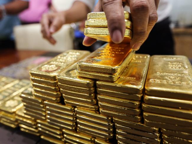 An employee arranges one kilogram gold bars for a photograph at the YLG Bullion International Co. headquarters in Bangkok, Thailand, on Wednesday, Jan. 13, 2016. Thailand's biggest buyer of gold will boost purchases by about 25 percent to 160 tons this year, said chief executive officer Pawan Nawawattanasub. Photographer: Dario Pignatelli/Bloomberg