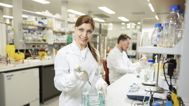 UQ researcher Dr Noushin Jaberolansar and Dr Andrew Young at lab bench. Picture: UQ/Glenn Hunt