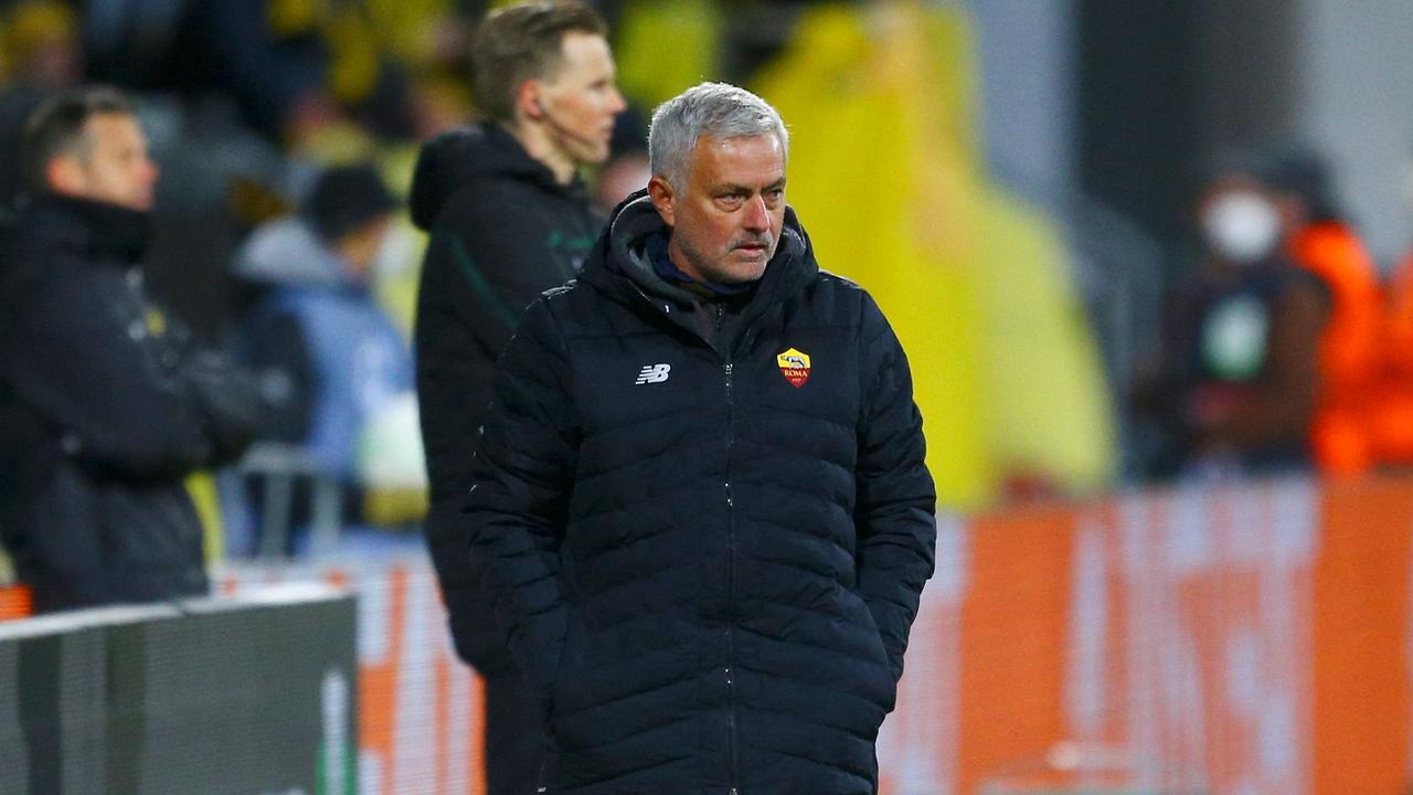 Pelatih kepala Roma asal Portugal Jose Mourinho mengikuti aksi dari pinggir lapangan selama pertandingan sepak bola liga konferensi UEFA Europa FK Bodo/Glimt v AS Roma di Stadion Aspmyra di Bodo pada 7 April 2022. (Foto oleh Mats Torbergsen / NTB / AFP) / Norwegia KELUAR