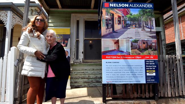 Beyonce impersonator, Nelva Hewitt with seller Jeanette Meadows and the house which went for $650,000 in 2016. Picture: Jay Town