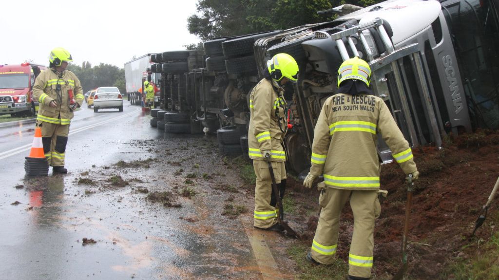 TRUCK ROLLOVER: A semi-trailer carrying a load of chickens has rolled over on Ballina Rd, Goonellabah. The driver was rescued by local passers-by. Picture: Alison Paterson