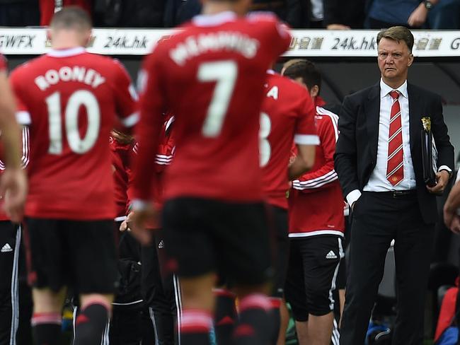 Manchester United manager Louis van Gaal says he has not fallen out with his players.