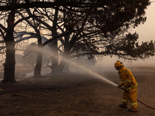 Cool change brings relief for Grampians blaze