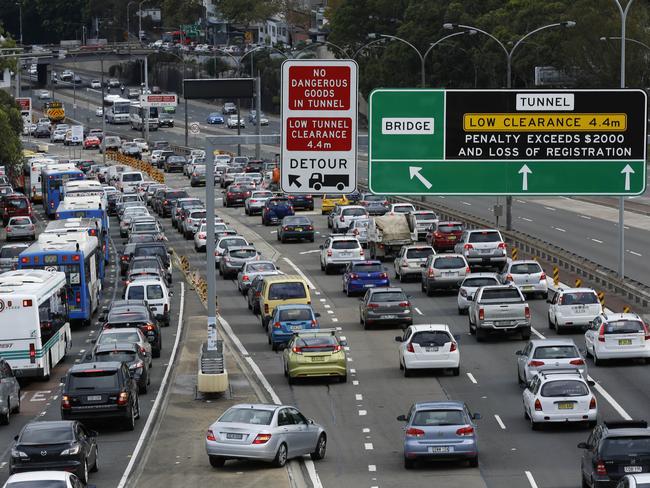 Traffic heading south trying to get across the Harbour from North Sydney this afternoon. Congestion possibly due to the fire at Barangaroo.