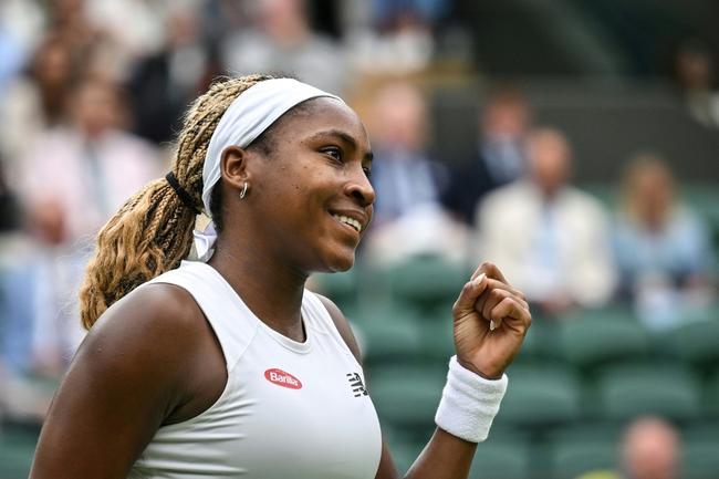 Coco Gauff celebrates winning against Romania's Anca Todoni