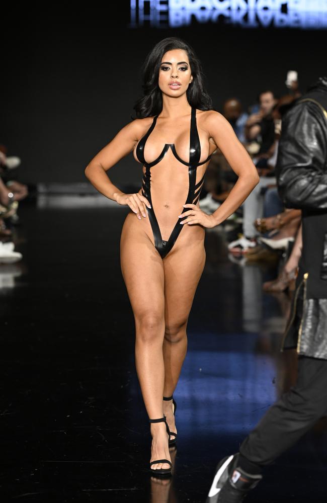 Показ бикини. Black Tape Project 2020 Арун Невадер. Miami Swim week 2022. Модели в бикини. Показ мод бикини 2022.