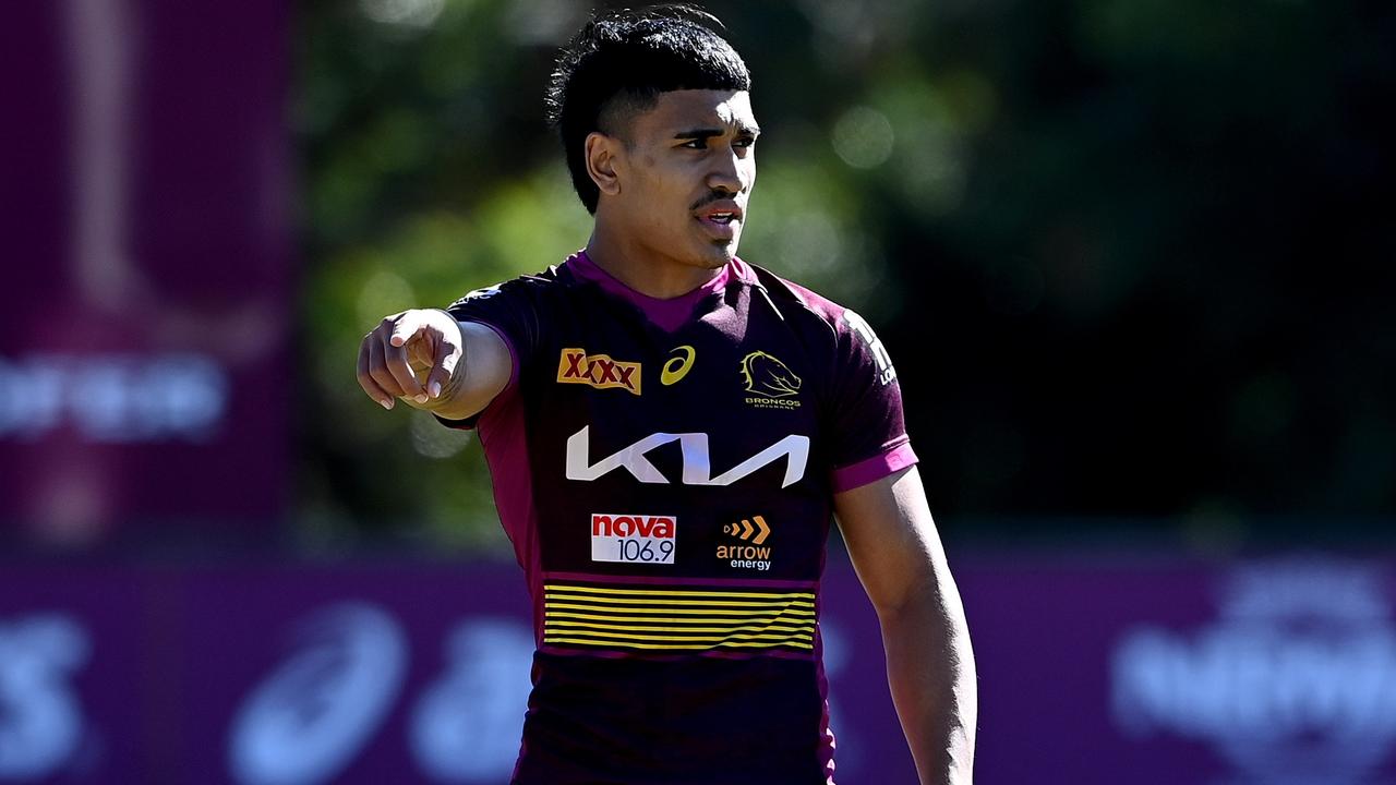 BRISBANE, AUSTRALIA - JULY 27: Deine Mariner talks tactics with his teammates during a Brisbane Broncos NRL training session at Clive Berghofer Field on July 27, 2022 in Brisbane, Australia. (Photo by Bradley Kanaris/Getty Images)