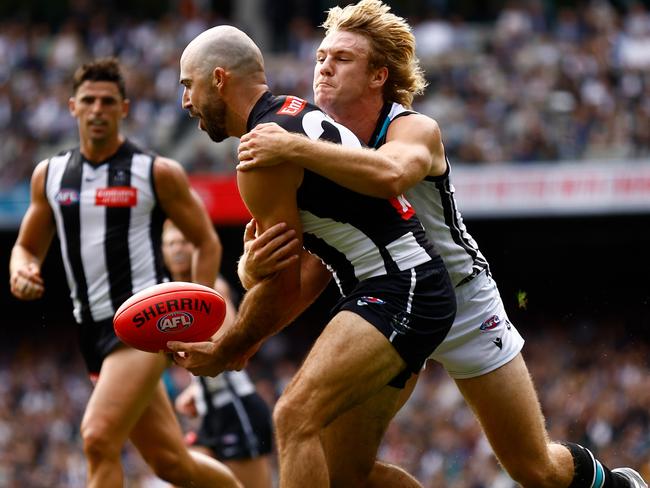 MELBOURNE, AUSTRALIA - MARCH 25: Steele Sidebottom of the Magpies is tackled by Jason Horne-Francis of the Power during the 2023 AFL Round 02 match between the Collingwood Magpies and the Port Adelaide Power at the Melbourne Cricket Ground on March 25, 2023 in Melbourne, Australia. (Photo by Michael Willson/AFL Photos via Getty Images)