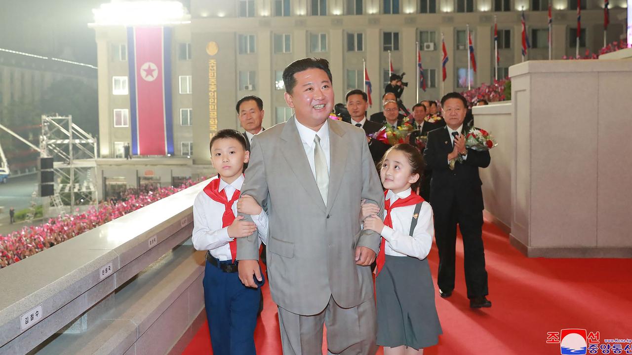 คิม จอง อึน ผู้นำเกาหลีเหนือ ขนาบข้างด้วยเด็กเล็ก 2 คนในงานนี้ ภาพ: AFP PHOTO/KCNA VIA KNS