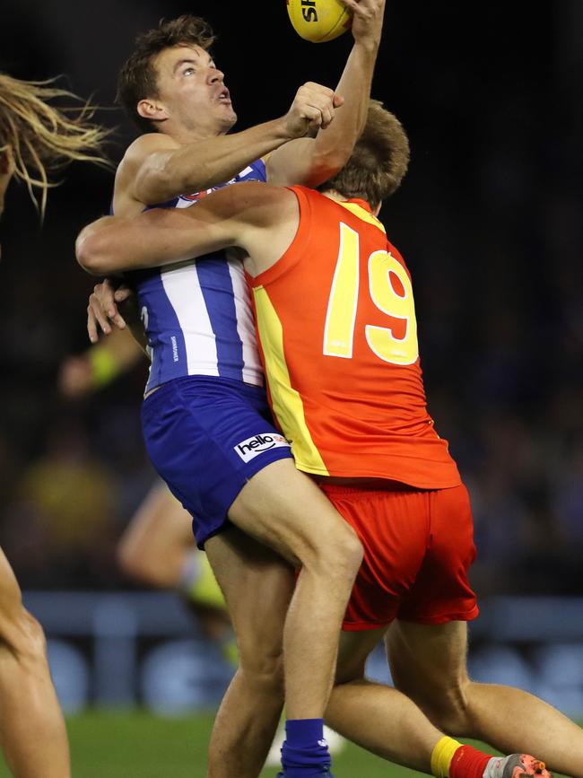 Kayne Turner gets caught by Tom Lynch. Picture: Michael Klein