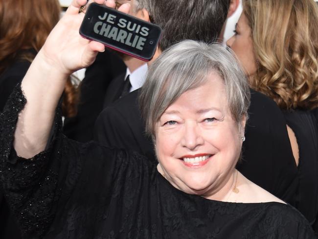 Kathy Bates shows a "Je suis Charlie" on her phone as she arrives on the red carpet.