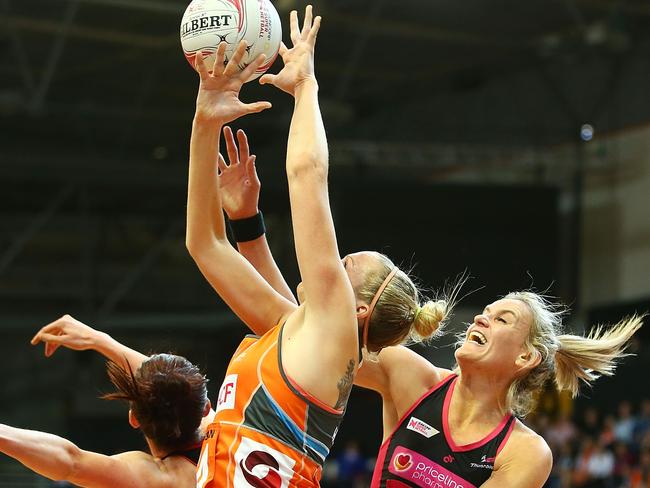 CANBERRA, AUSTRALIA - JULY 01:  Joanne Harten of the Giants and Leana De Bruin of the Thunderbirds contest possession during the round nine Super Netball match between the Giants and the Thunderbirds at AIS on July 1, 2018 in Canberra, Australia.  (Photo by Mark Nolan/Getty Images)