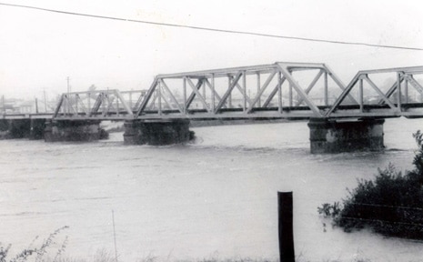 Plaque remembers 1974 flood | The Courier Mail