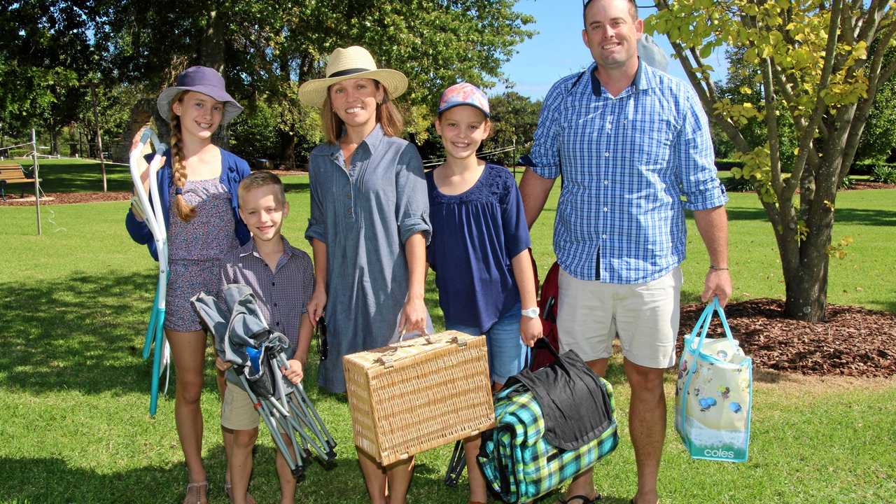 Crowds come early for picnic basket day at Killarney | The Courier Mail