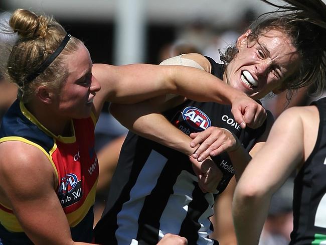 Dayna Cox &amp; Alicia Eva tangle in the third term. Picture: Wayne Ludbey